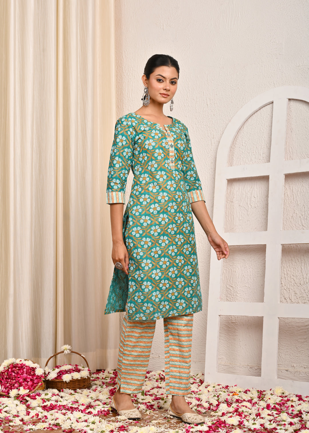 Ethnic & Stripes Printed Straight Fit Kurta with Pant - Green
